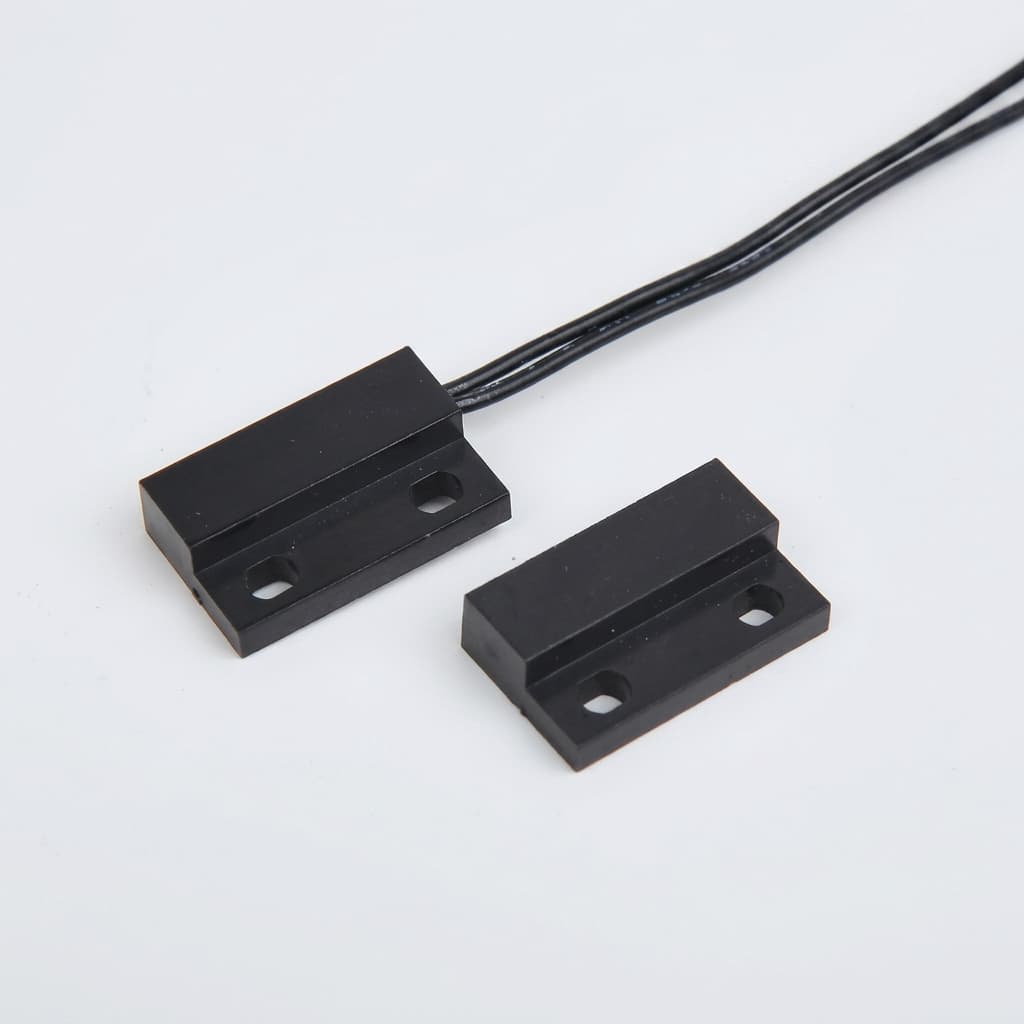Carrier-mounted magnet assembly